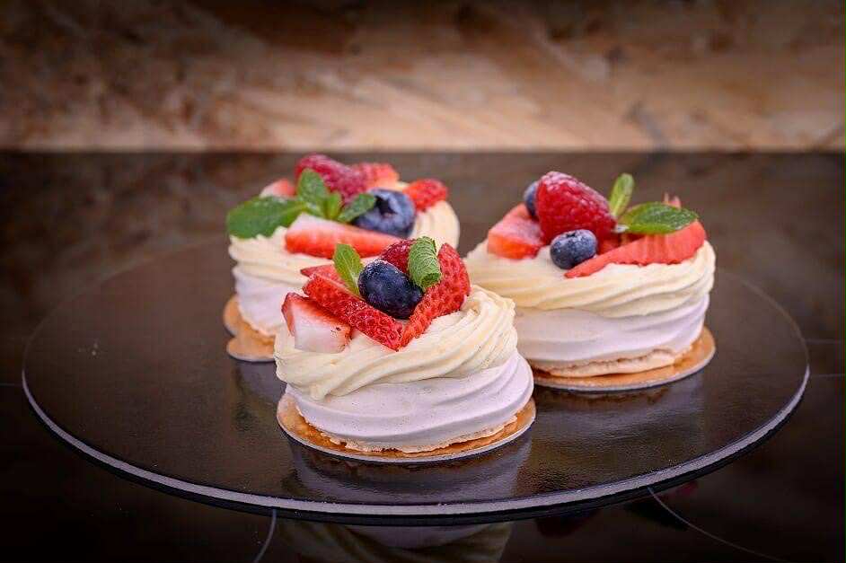 Mini pavlova cu frișcă și fructe proaspete de pădure